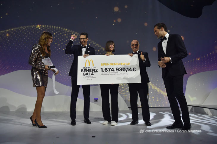 Jana Ina Zarella, Adrian K√∂stler (Vorstand McDonald&sbquo;&Auml;&ocirc;s Kinderhilfe Stiftung), Christina Stuermer, Mario Federico (McDonald's Vorstandsvorsitzender), Alexander Mazza / McDonald's Benefiz Gala zugunsten der McDonald's Kinderhilfe Stiftung in den Eisbach Studios in M&uuml;nchen am 06.12.2025 /&copy; Foto: BrauerPhotos / Goran Nitschke